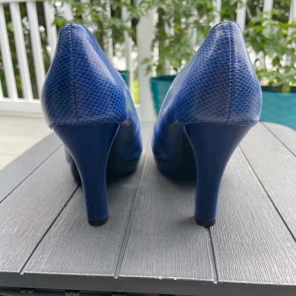 Royal blue, snake-print, peep-toe pumps! - Picture 6 of 7